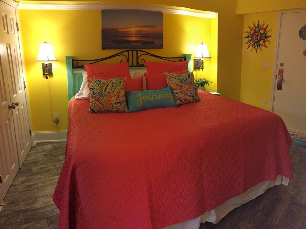 "Chasing Waves"~Gorgeous Oceanfront King Condo, Living Room, Walk-in Shower