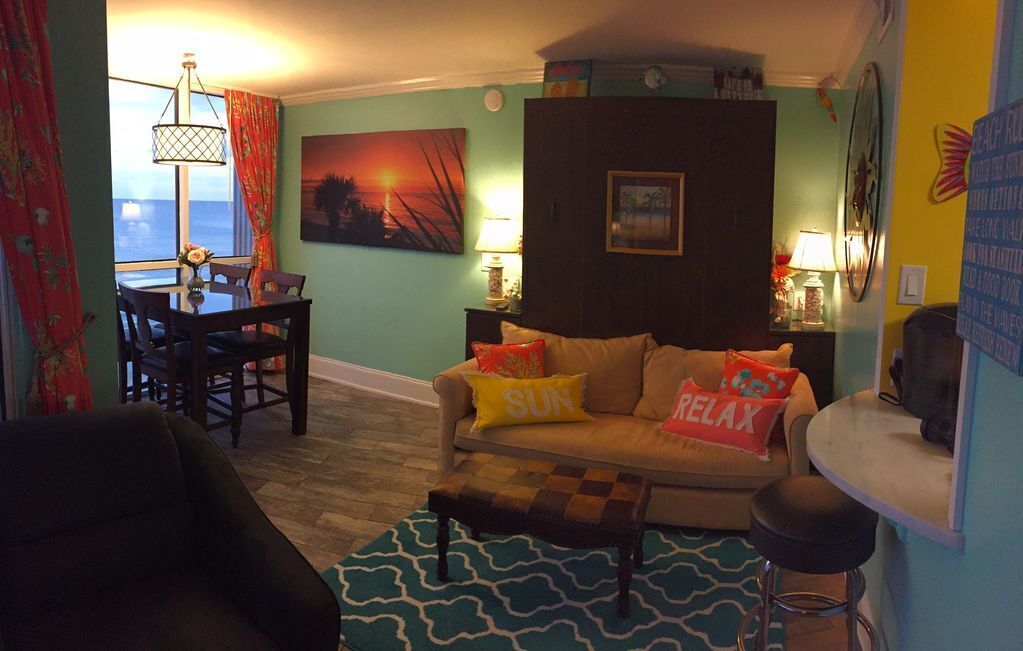 "Chasing Waves"~Gorgeous Oceanfront King Condo, Living Room, Walk-in Shower