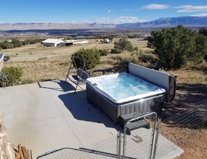 Outdoor spa tub - Little Park Road Retreat - Hot Tub with a View (Grand Junction)