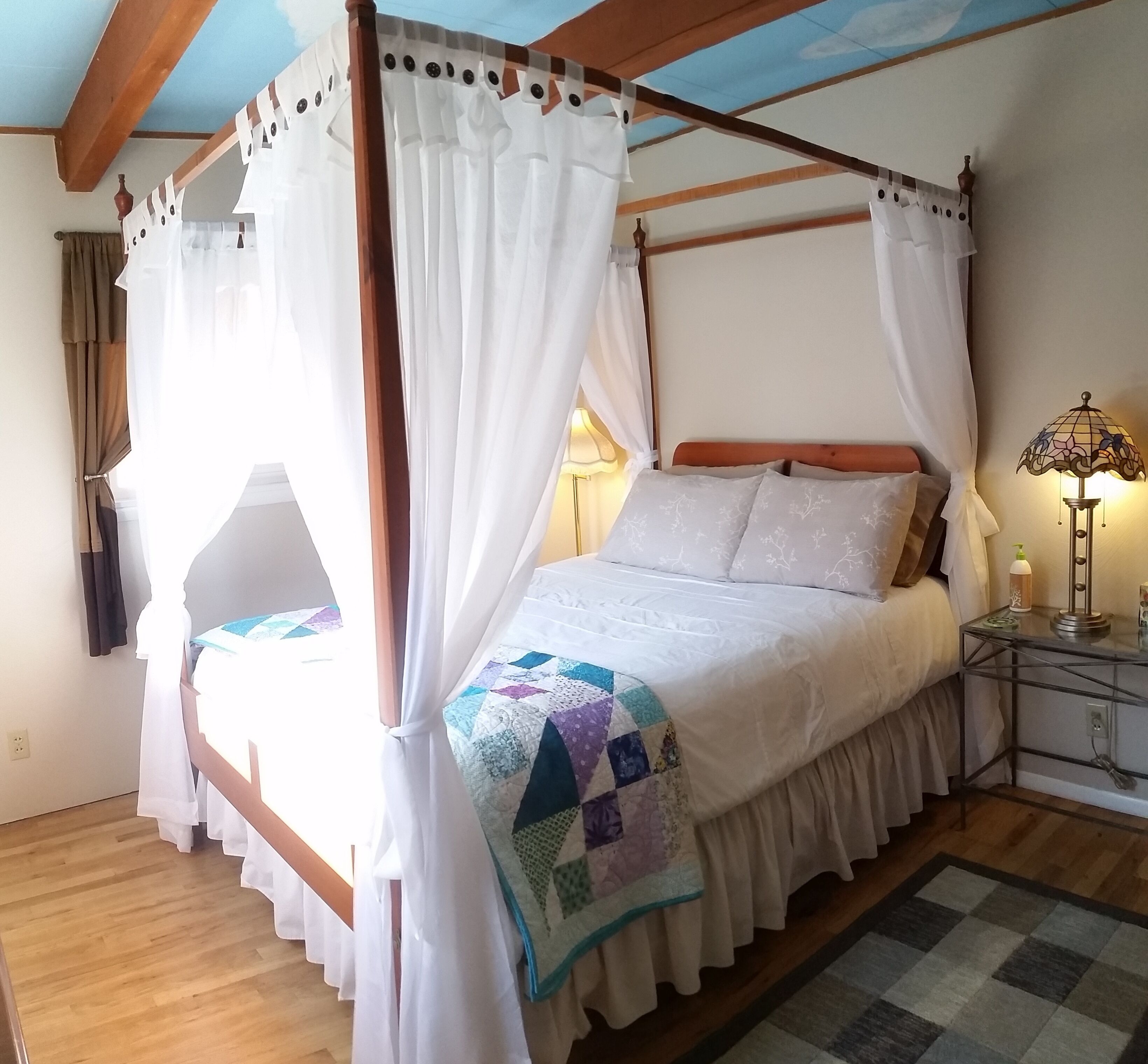 2 bedrooms, travel crib, WiFi (free), bed sheets