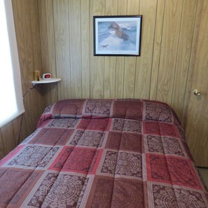 3 habitaciones, escritorio y tabla de planchar con plancha 