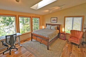 4 bedrooms, desk, iron/ironing board, WiFi