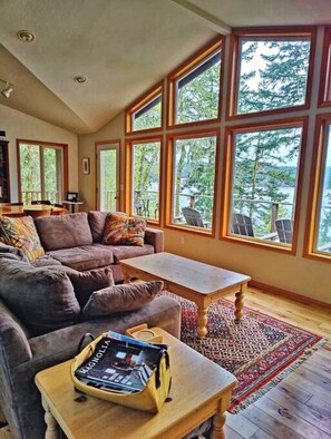 TV, fireplace, books, stereo - Mud Bay Waterfront - Wi-Fi - Tons of Privacy (Lopez Island)