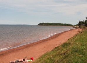 Chaises longues, serviettes de plage