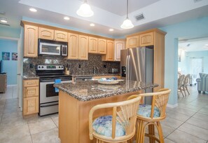 Ofen, Herdplatte, Wasserkocher mit Kaffee-/Teezubehör