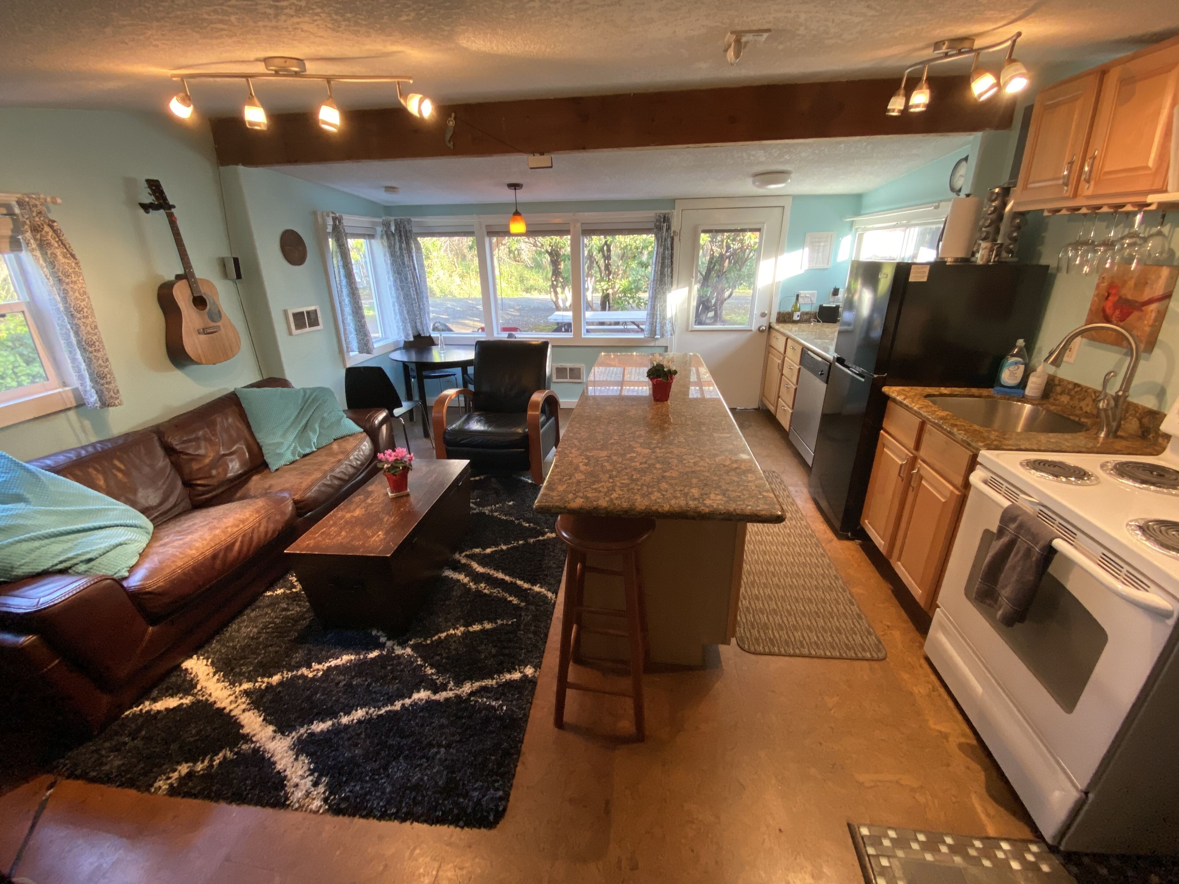 Hot Tub 2 Blocks away from Beach, Clean, Internet, Nice Yard, quiet