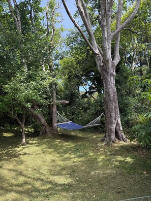 Property grounds - Hot Tub dog friendly 2 Blocks from Beach, fenced yard, Internet, quiet and clean (Rockaway Beach)