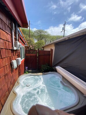 Outdoor spa tub - Hot Tub 2 Blocks away from Beach, Clean, Internet, Nice Yard, quiet (Rockaway Beach)