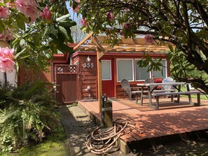 Outdoor dining - Hot Tub 2 Blocks away from Beach, Clean, Internet, Nice Yard, quiet (Rockaway Beach)