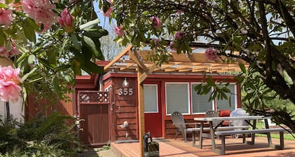 Hot Tub dog friendly 2 Blocks from Beach, fenced yard, Internet, quiet and clean