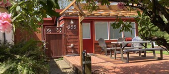Hot Tub dog friendly 2 Blocks from Beach, fenced yard, Internet, quiet and clean