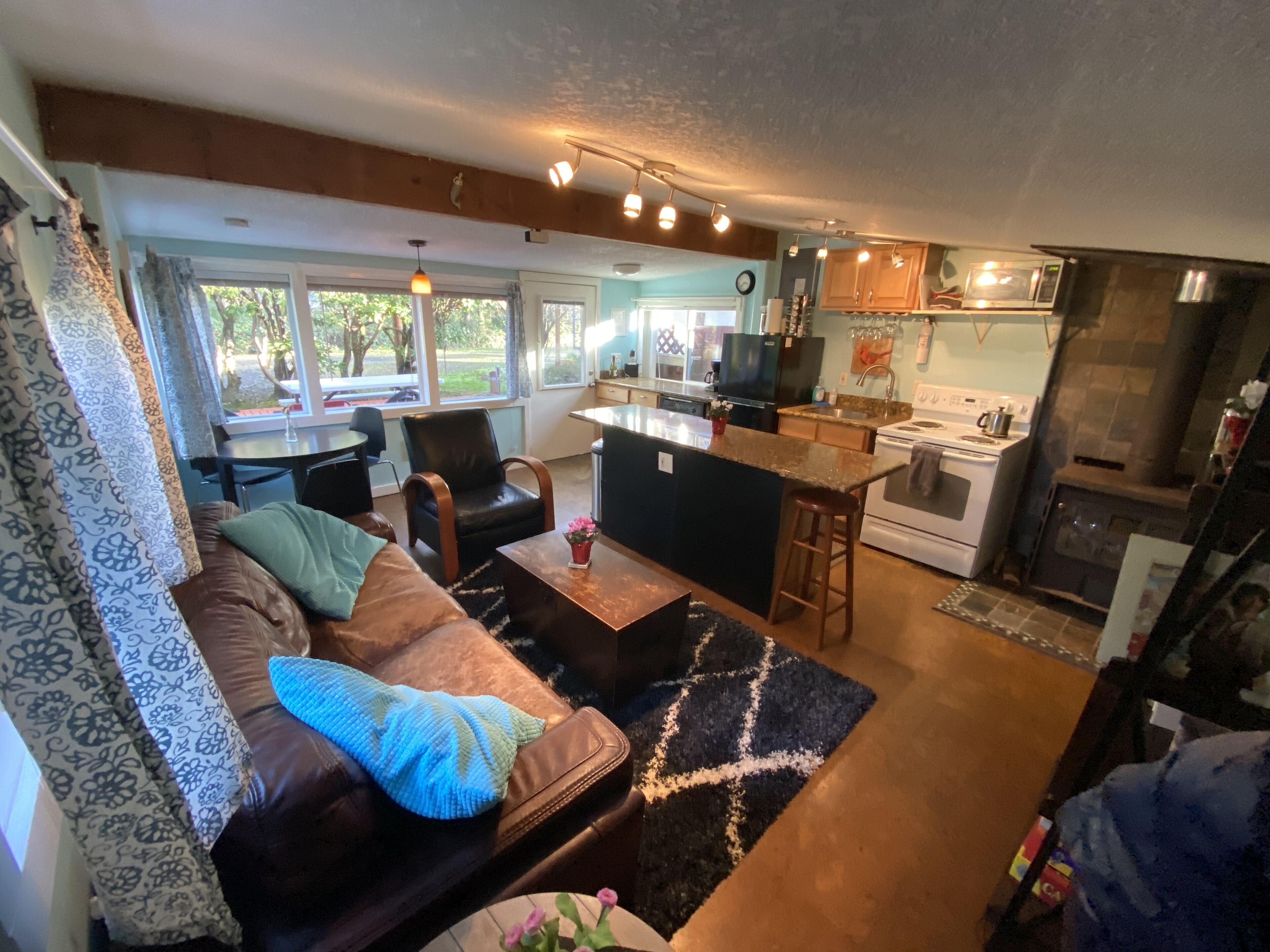 Hot Tub 2 Blocks away from Beach, Clean, Internet, Nice Yard, quiet