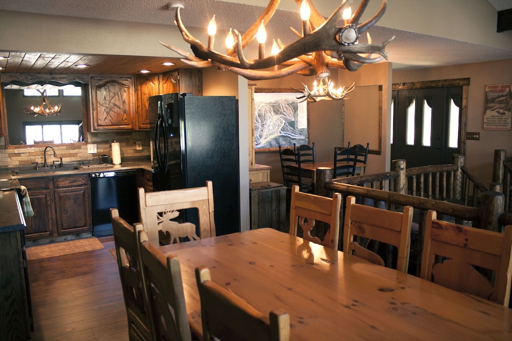 Red Lodge Cabin, Red Lodge Ski Resort, Fly-fishing, Hiking, Family Friendly