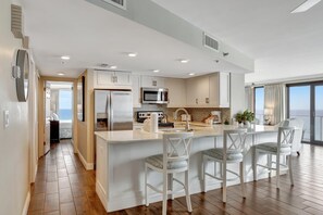 冷蔵庫、電子レンジ、オーブン、コンロ