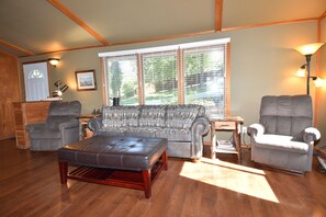 Platt-tv, dvd-spelare, ett bordtennisbord och böcker