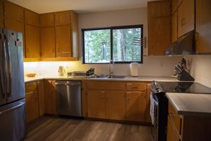 Fridge, microwave, oven, stovetop - Million Dollar View! Clear, Clean Sproat Lake. 2300.00 Canadian/Week (Port Alberni)