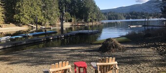 Frente al lago Sproat Lake. Exposición completa al sur: playa grande 