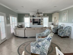 Smart TV, reproductor de DVD, libros y biblioteca musical