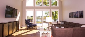 Enorme Lakefront House - 22 posti letto! Dock privato! Canottaggio, sci nautico, rafting!