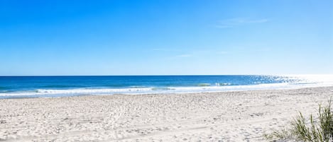 Chaises longues, serviettes de plage