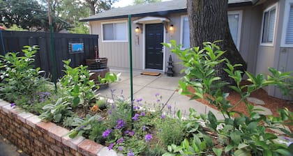 Wine Country 2 bedroom Cottage (with Optional 1 bedroom Guest House)
