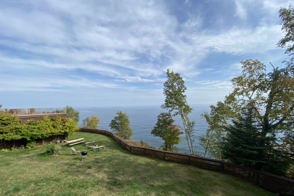 Lake Superior's Chateau LeVeaux #25...Quiet, Quaint & Modern Charm!