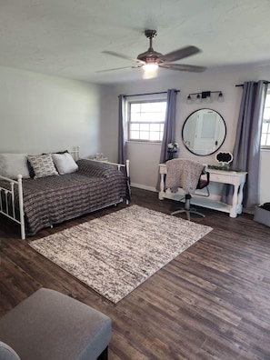 3 bedrooms, desk, iron/ironing board, free WiFi