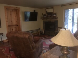 Smart TV, chimenea y libros