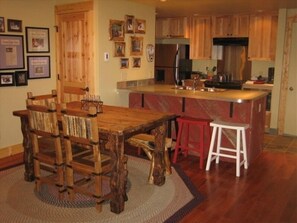 Dining - Exquisite Mountain View! Great Location on Free Bus Route! 5 Star Reviews! (Crested Butte)