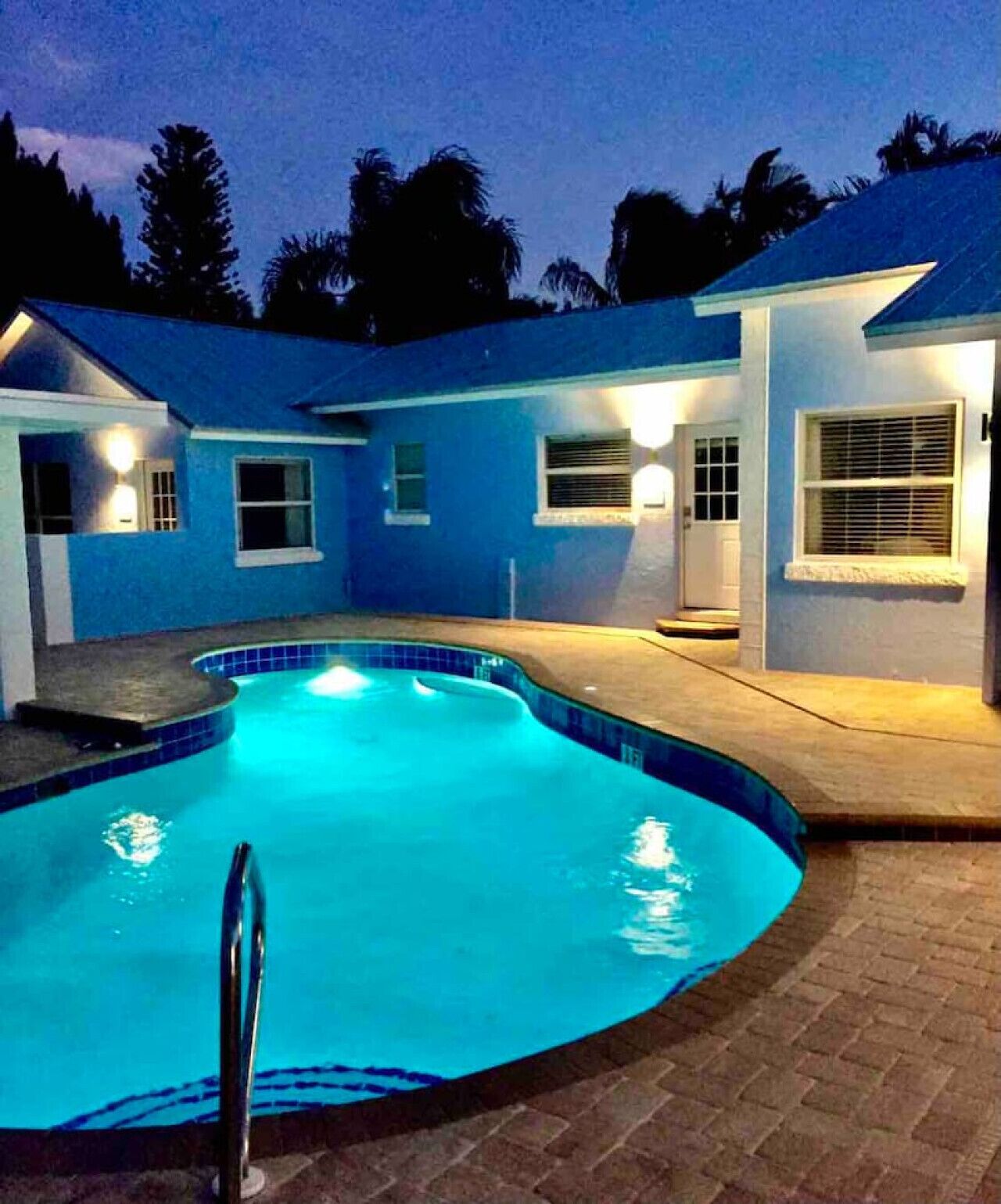 Outdoor pool, pool loungers