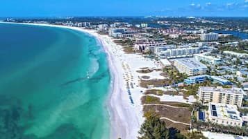 Beach nearby, sun loungers, beach towels