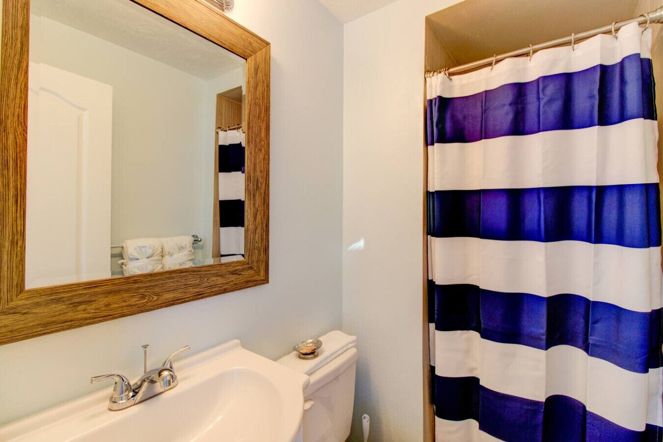 Secadora de cabello, toallas, shampoo, papel de baño 
