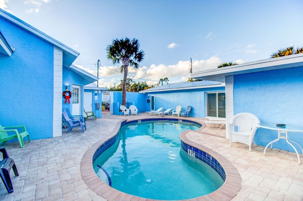 Alberca al aire libre y camastros 