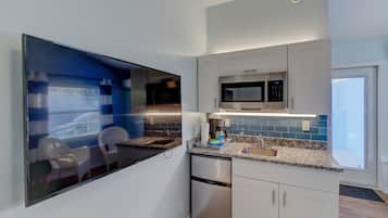 Full-size fridge, microwave, coffee/tea maker, toaster