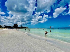 Beach nearby, sun loungers, beach towels - VILLA 5 ·   Pool view.   King bed.  Daily rentals (Sarasota)