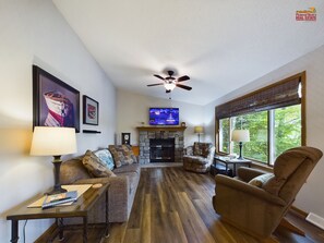 Una Smart TV, una chimenea