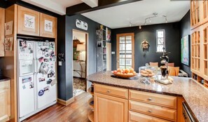 冷蔵庫、電子レンジ、オーブン、コンロ