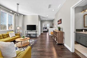Smart TV, fireplace - GIANNO SILVER Downtown, Airport, Grill, Garage Yard, Walk To Parks Tennis Courts (Sacramento)