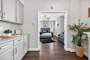 3 bedrooms, iron/ironing board, WiFi, bed sheets - GIANNO SILVER Downtown, Airport, Grill, Garage Yard, Walk To Parks Tennis Courts (Sacramento)