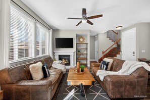 Smart TV, fireplace - GIANNO SILVER Downtown, Airport, Grill, Garage Yard, Walk To Parks Tennis Courts (Sacramento)