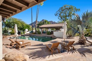 Alberca al aire libre y alberca climatizada