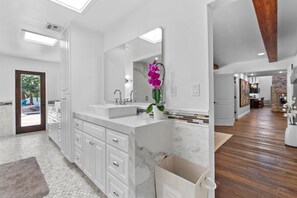 Regadera, secadora de cabello, toallas, jabón 