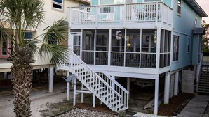 Une maison à deux étages dotée d’un balcon et d’un escalier menant à l’étage supérieur.