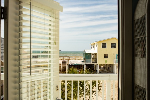 The second story deck..perfect to see the ocean & hear the waves crash!