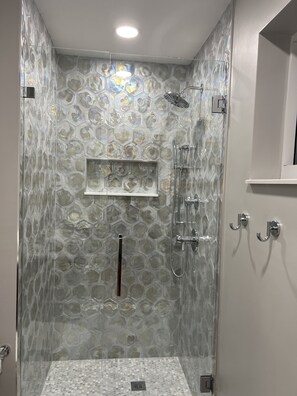Combined shower/bathtub, hair dryer, towels, toilet paper - Home gut renovated in 2024 oversized heated saltwater pool near the beach & town (Delray Beach)