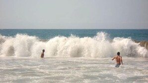Ein Strand mit brechenden Wellen.