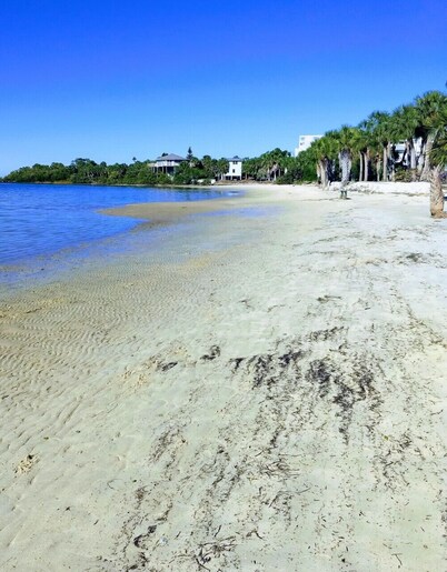  3/2 FLA ISLAND BEACH HOUSE GETAWAY w/ 2 BEACHES! 10-EXCEPTIONAL. SLEEPS 6. Ahh!