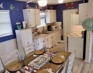 Dining -  3/2 FLA GULFSIDE BCH-HOUSE & 2 BEACHES! 10-EXCEPTIONAL. SPOTLESS! SLEEPS 6. Ahh (Spring Hill)
