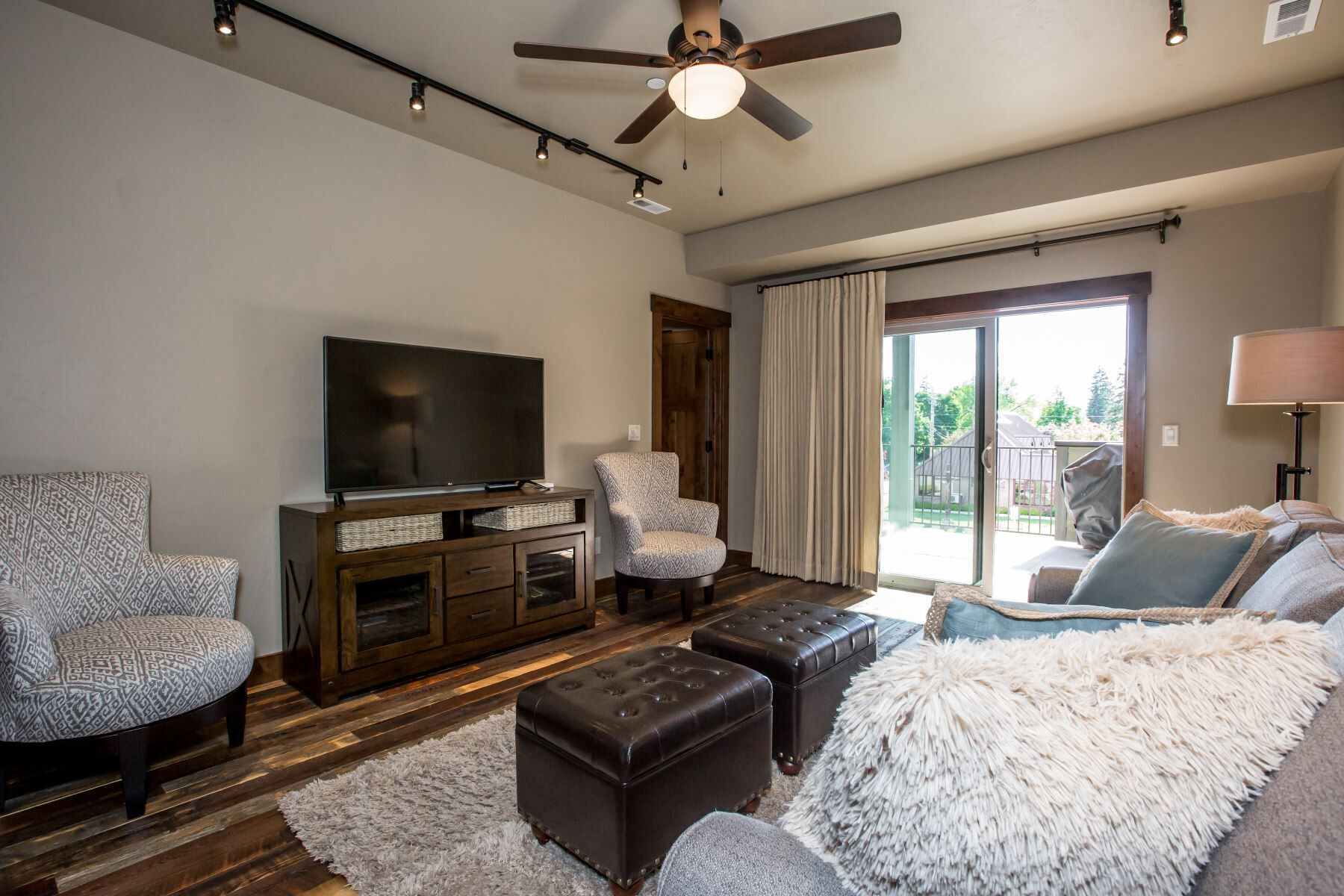 Baker Loft 203 - Downtown condo, walking distance to restaurants, shops & more!