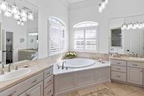 Een bad/douchecombinatie, handdoeken